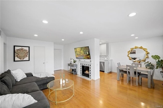 2345 Roscomare Rd in Los Angeles, CA - Building Photo - Building Photo