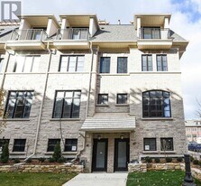 40 Lunar Cres in Mississauga, ON - Building Photo