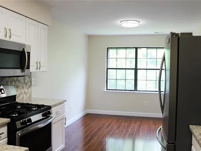 1512 Green Hollow Dr in Iselin, NJ - Building Photo - Building Photo