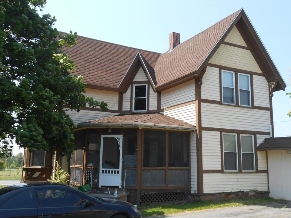 12 Roberts St, Unit #2 in Presque Isle, ME - Foto de edificio
