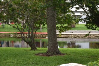 7890 Dixie Beach Cir in Tamarac, FL - Building Photo - Building Photo