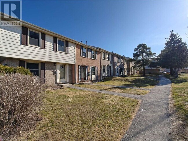 33 Queenston Dr in Kitchener, ON - Building Photo - Building Photo