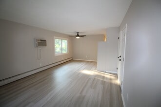 630 W 1st St, Unit 4 in Chaska, MN - Foto de edificio - Building Photo