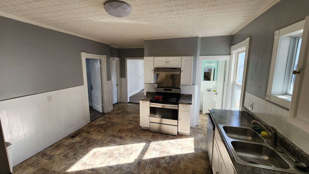 106 Notre Dame Ave in Manchester, NH - Building Photo