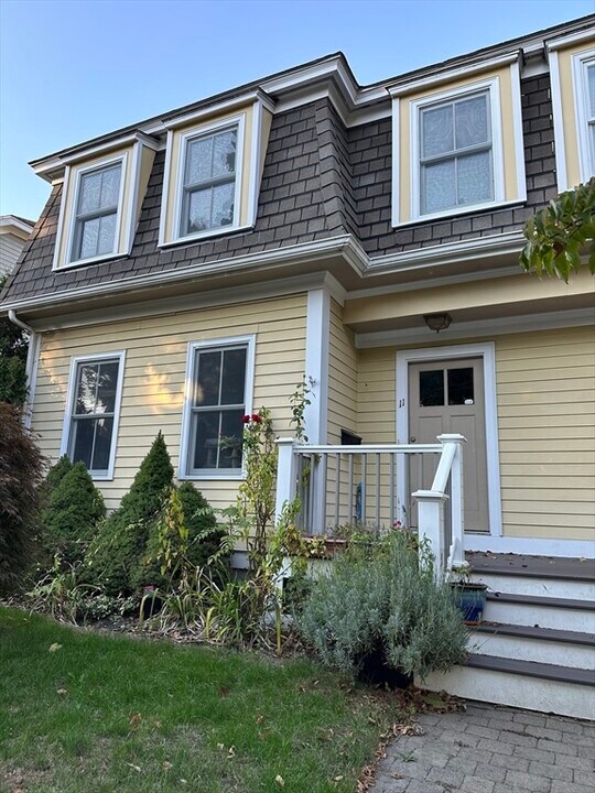 11 Cerina Rd, Unit 11 in Boston, MA - Foto de edificio