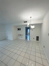 8400 Byron Ave in Miami, FL - Foto de edificio - Building Photo