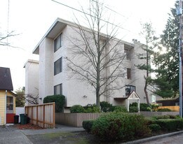 Ravenna Place Condominiums in Seattle, WA - Building Photo