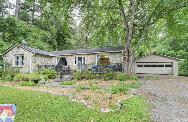 615 White Pine Dr in Laurel Park, NC - Building Photo - Building Photo