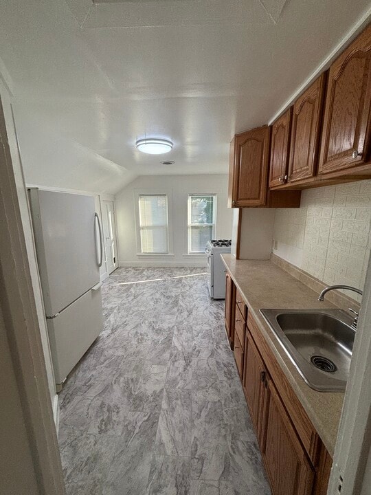 261 Scott St, Unit Apartment 2 Upstairs in Erie, PA - Foto de edificio