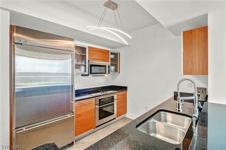 3000 Oasis Grand Blvd in Ft. Myers, FL - Foto de edificio - Building Photo