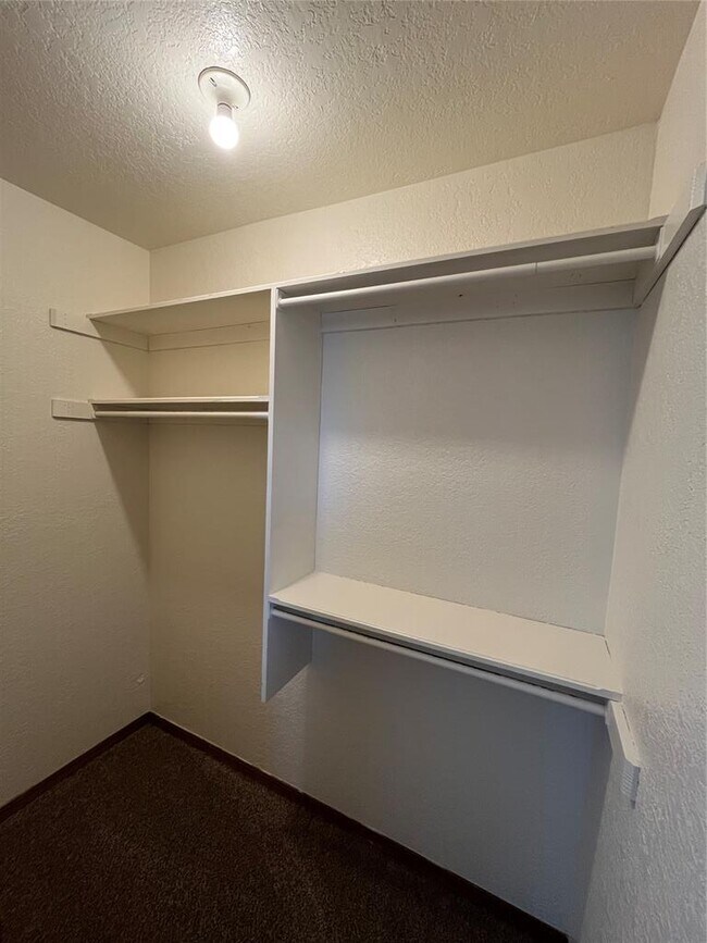 1901 E Lindsey St in Norman, OK - Foto de edificio - Building Photo