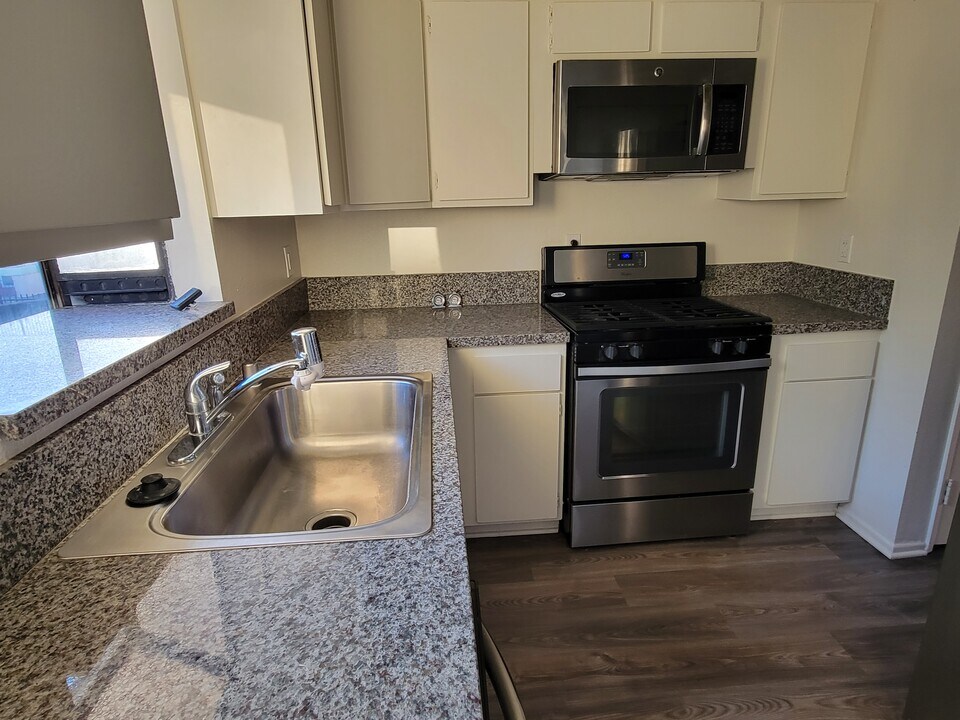 2003 Vista Del Mar Ave, Unit 5 in Los Angeles, CA - Building Photo