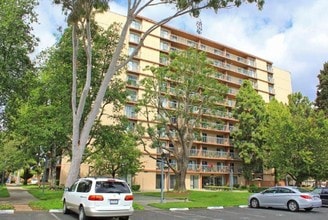 Norwalk Towers in Norwalk, CA - Foto de edificio - Building Photo