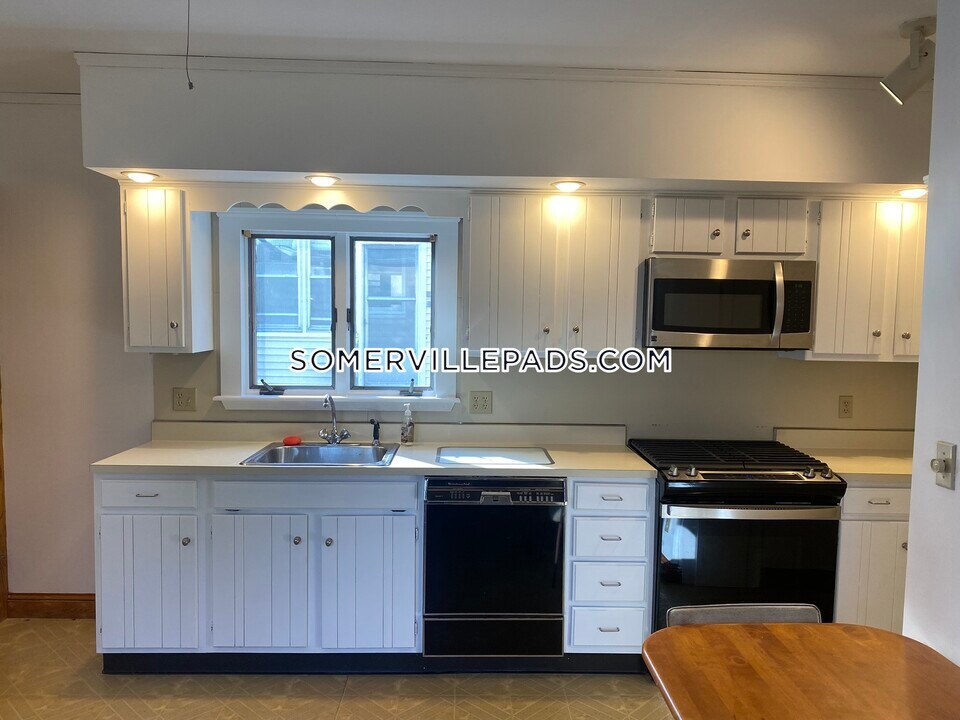 80 Curtis St in Somerville, MA - Building Photo