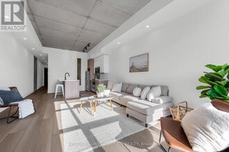 24 Augusta St in Hamilton, ON - Building Photo - Building Photo