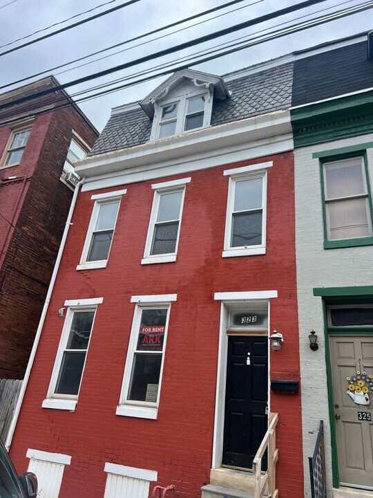 323 E King St in York, PA - Building Photo