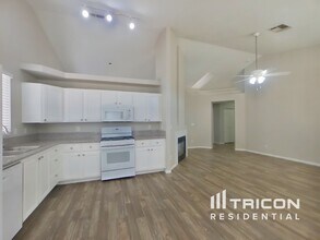 523 Landra Ln in Henderson, NV - Building Photo - Building Photo