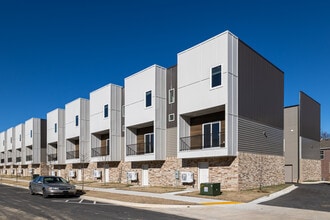 Razorback Row in Fayetteville, AR - Foto de edificio - Building Photo