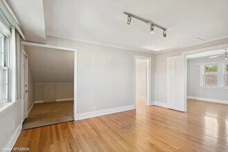 2443 N Oak Park Ave in Chicago, IL - Foto de edificio - Building Photo