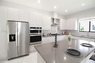 4349 NW 81st Ave in Doral, FL - Building Photo - Building Photo