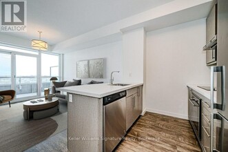 2093-2093 Fairview St in Burlington, ON - Building Photo - Building Photo