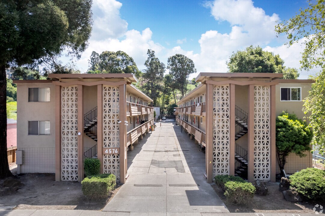 4576 Appian Way in El Sobrante, CA - Foto de edificio