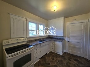 215 Tieton Ave in Naches, WA - Foto de edificio - Building Photo