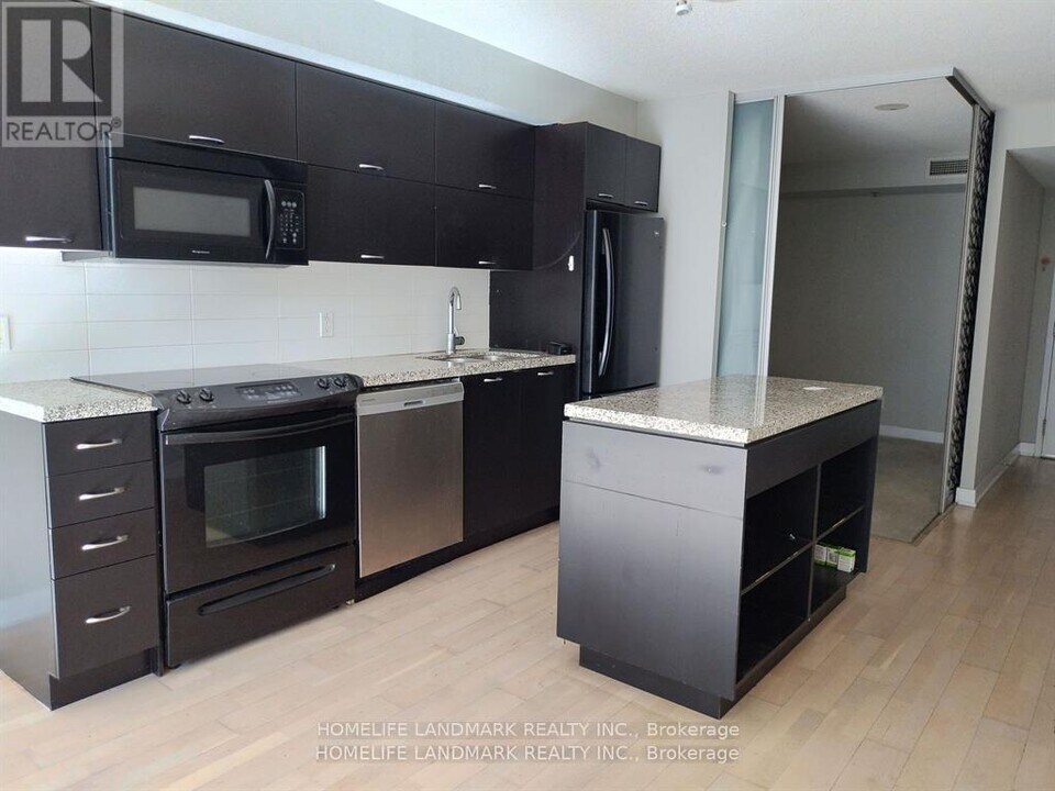 21 Nelson St in Toronto, ON - Building Photo