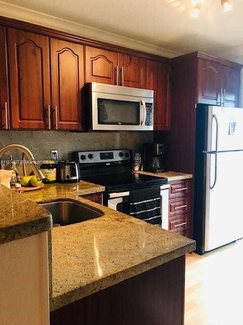 2575 SW 27th Ave, Unit 507 in Miami, FL - Building Photo