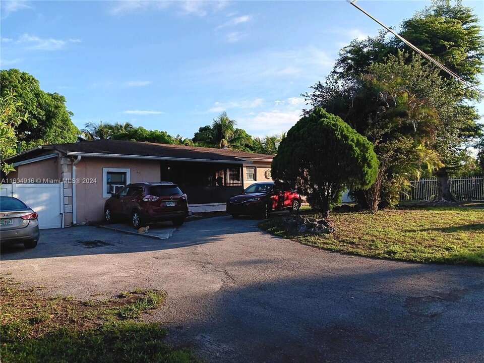 14640 NW 16th Dr in Miami, FL - Building Photo