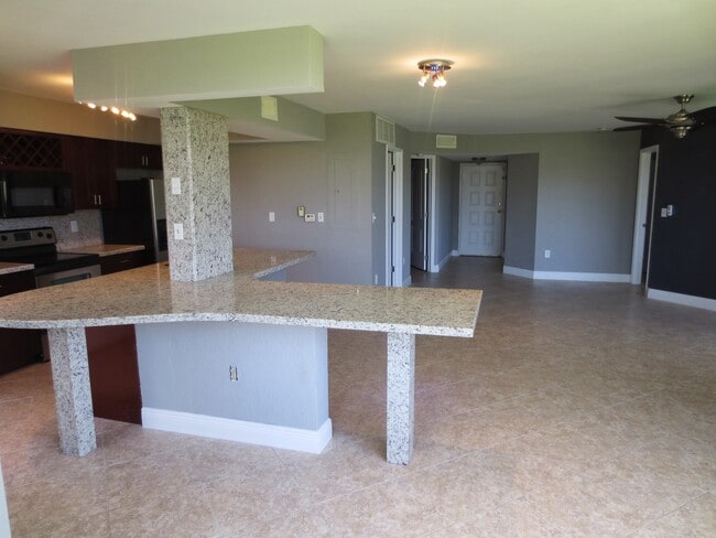2871 N Oakland Forest Dr in Oakland Park, FL - Building Photo - Building Photo