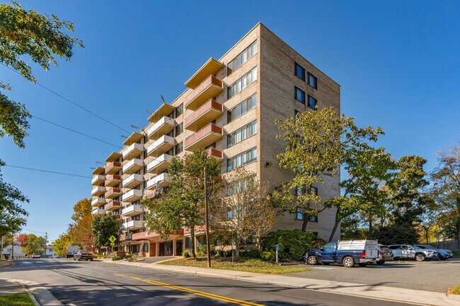 Stoneridge Knoll in Arlington, VA - Foto de edificio - Building Photo