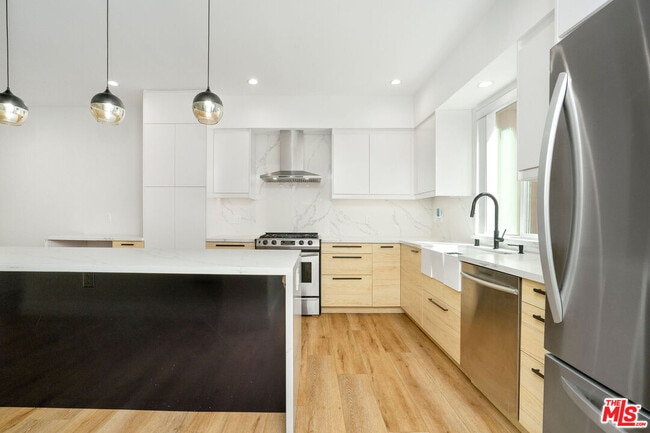 5923 Etiwanda Ave in Los Angeles, CA - Building Photo - Building Photo