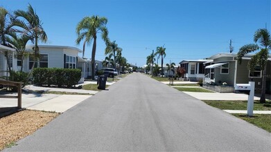 30 Flores Dr in Palmetto, FL - Foto de edificio - Building Photo