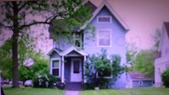 906 N Grand Ave in Charles City, IA - Foto de edificio - Building Photo