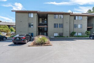 270 SE Barrington Dr in Oak Harbor, WA - Building Photo