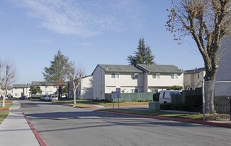 Villa Luna in Hollister, CA - Building Photo