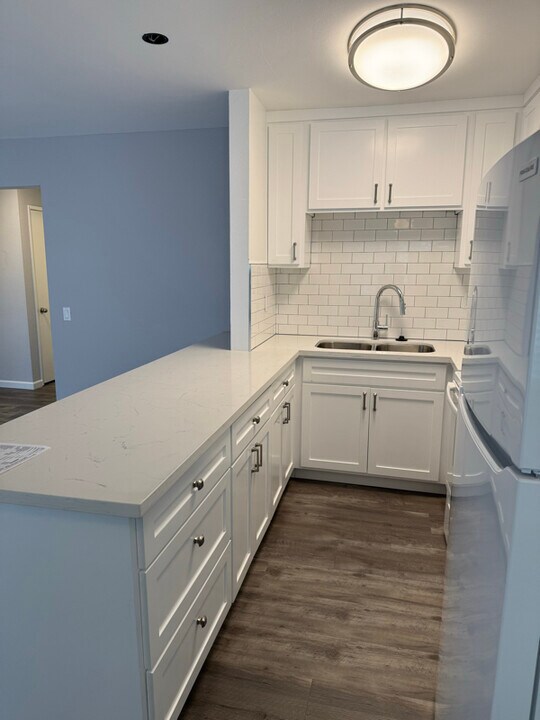 966 W 11th St in Los Angeles, CA - Building Photo