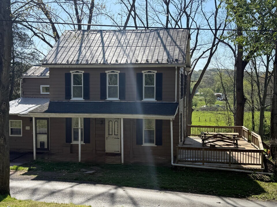 16 Snyder Hill Rd in Shermans Dale, PA - Building Photo