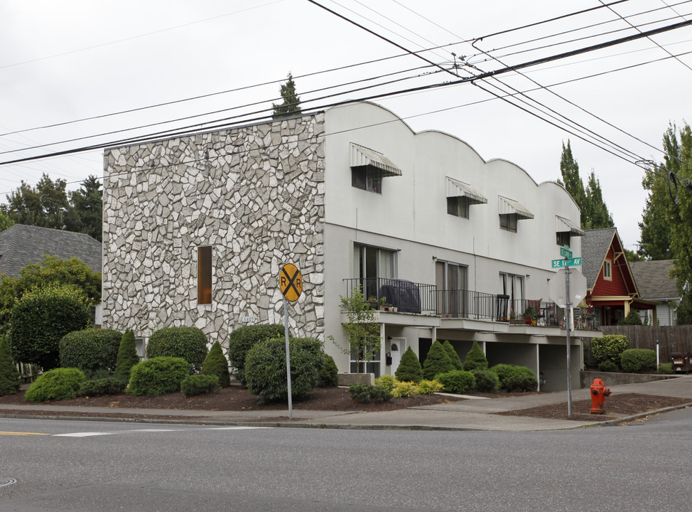 8805 SE 17th Ave in Portland, OR - Building Photo