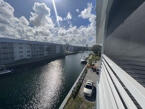 3750 NE 170th St, Unit #400 in North Miami Beach, FL - Building Photo - Building Photo