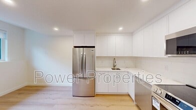 2004 33 St SW in Calgary, AB - Building Photo - Building Photo