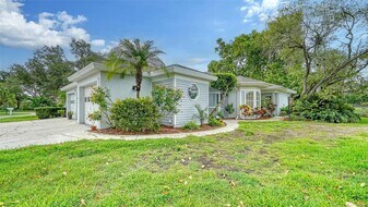 6467 Carrington Cir in Sarasota, FL - Building Photo