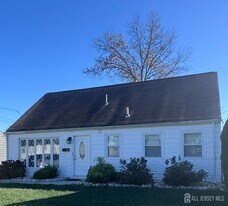 12 W Iselin Pkwy in Woodbridge Township, NJ - Building Photo