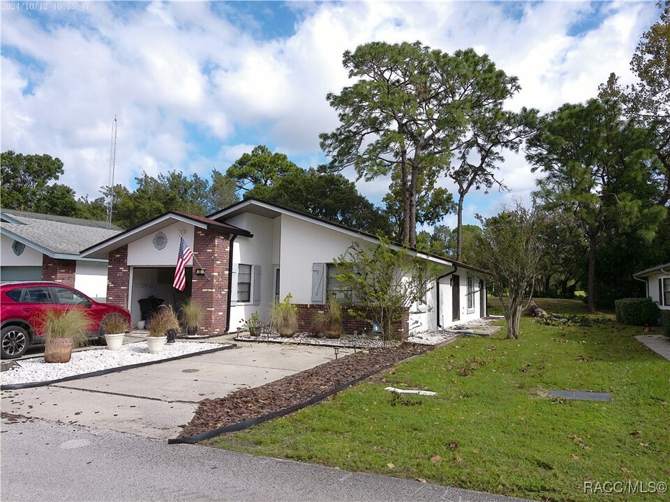 26 Jamaica St in Homosassa, FL - Foto de edificio