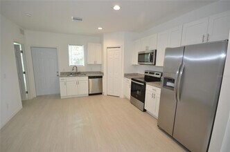 3305 Bassie Ct in Ft. Myers, FL - Foto de edificio - Building Photo