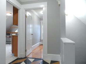 77 Pearl St, Unit 2 in Somerville, MA - Foto de edificio - Building Photo