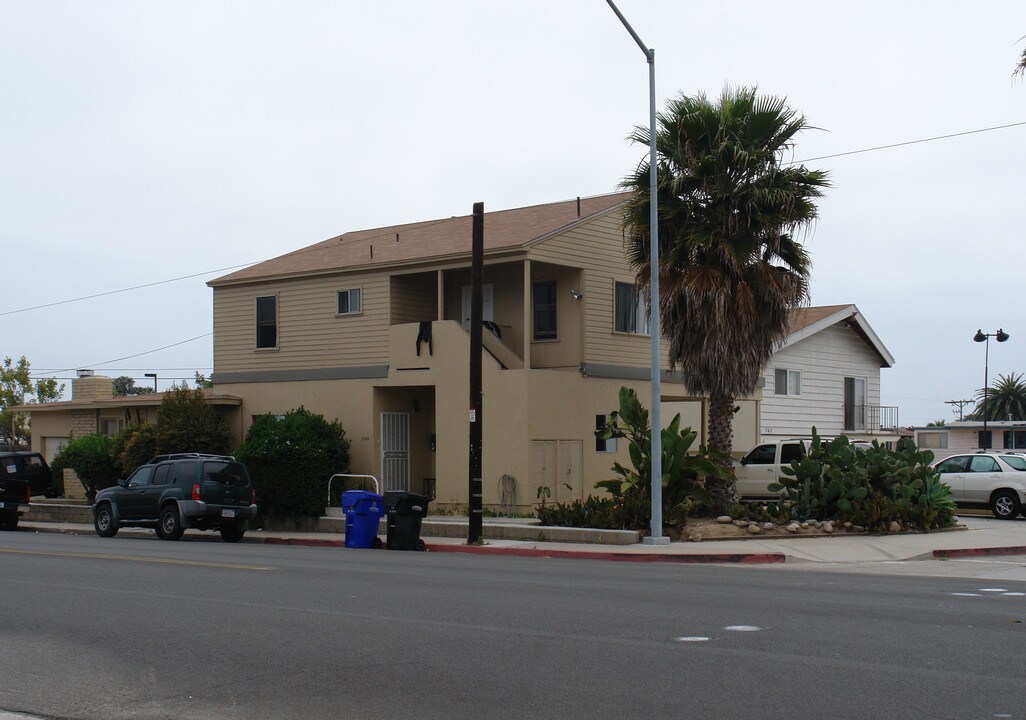 5240-5244 La Jolla Mesa Dr in San Diego, CA - Foto de edificio