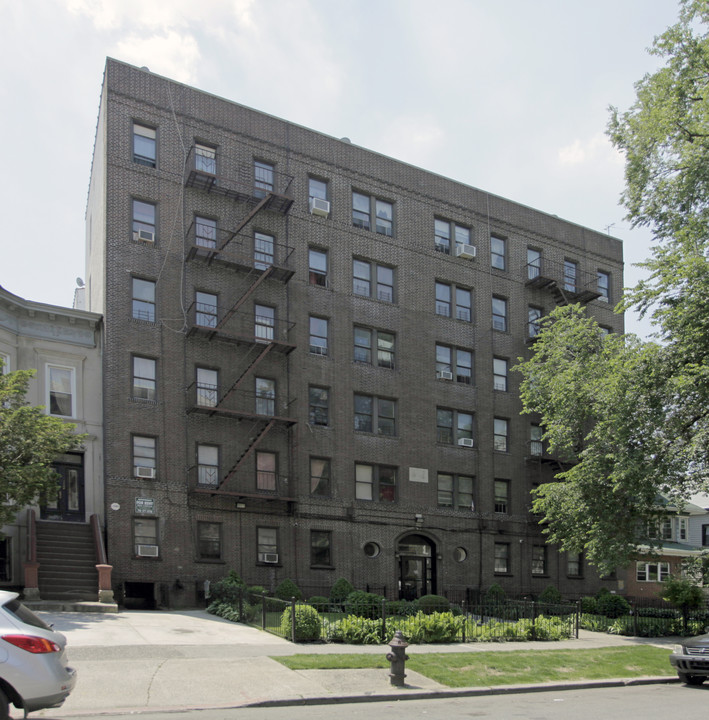 100 Linden Blvd in Brooklyn, NY - Building Photo