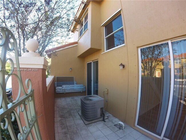 700 SW 106th Ave in Pembroke Pines, FL - Building Photo - Building Photo